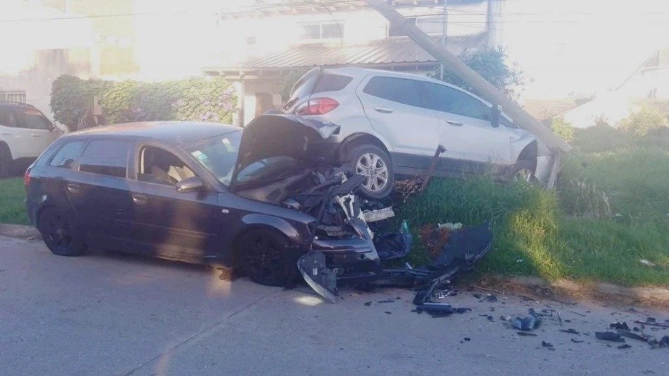 Chocó un auto estacionado y lo incrustó contra un poste de luz
